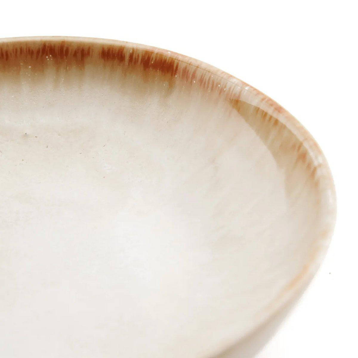 Detail van het Cascais keramiek bord, wit met gouden rand, geschikt voor brunch en diner.