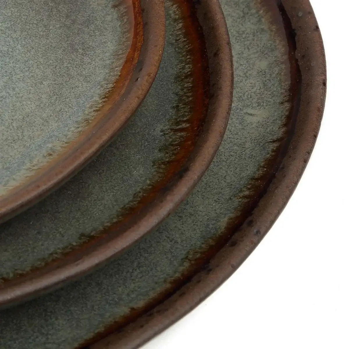 Close-up of Het Côa Dinerbord set of 4. Handmade Portuguese ceramic plates in elegant earth tones, perfect for stylish dining.