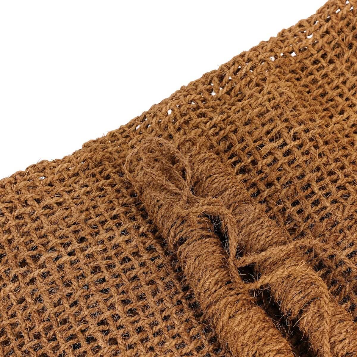 Close-up of Het Cocohek Naturel fence, showcasing its rustic coconut fiber weave for a Bohemian garden or patio decor.