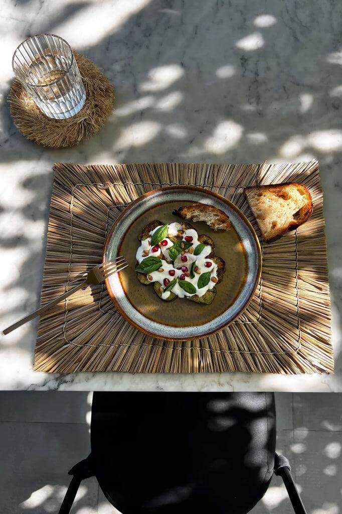 Stijlvolle brunchtafel met Comporta Bord - keramiek, moderne uitstraling en craquelé afwerking.