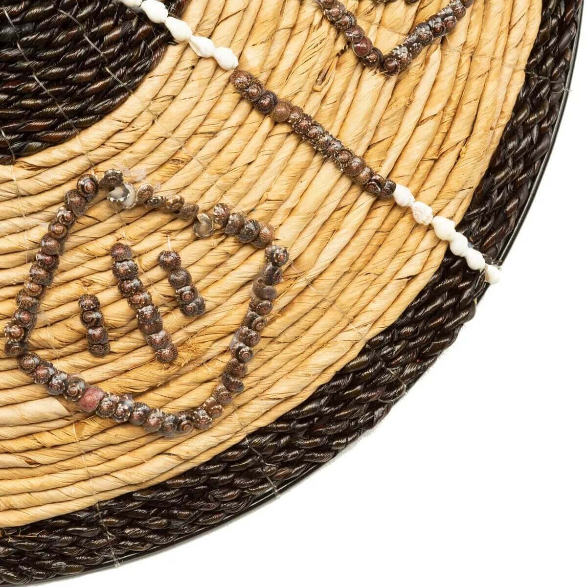 Uniek handgeweven bord met zwarte grafische details, perfect voor een etnische wanddisplay in je interieur.