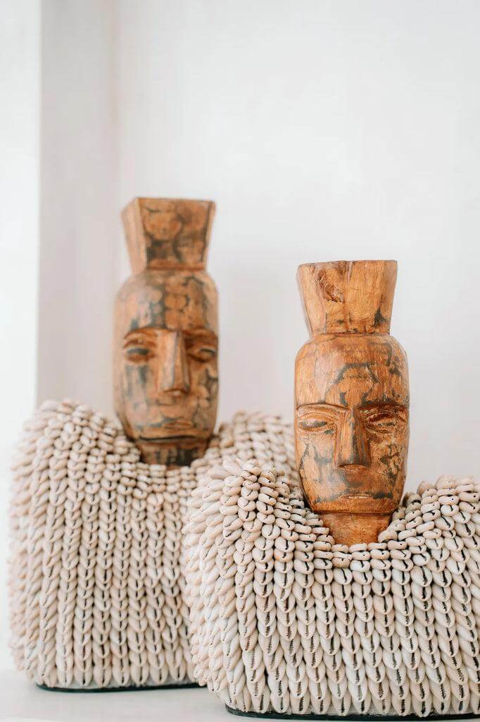 Ogoh Ogoh beeld XL, handgesneden uit jackfruit hout, versierd met kaurischelpen. Decoratief en beschermend Indonesisch kunstwerk.