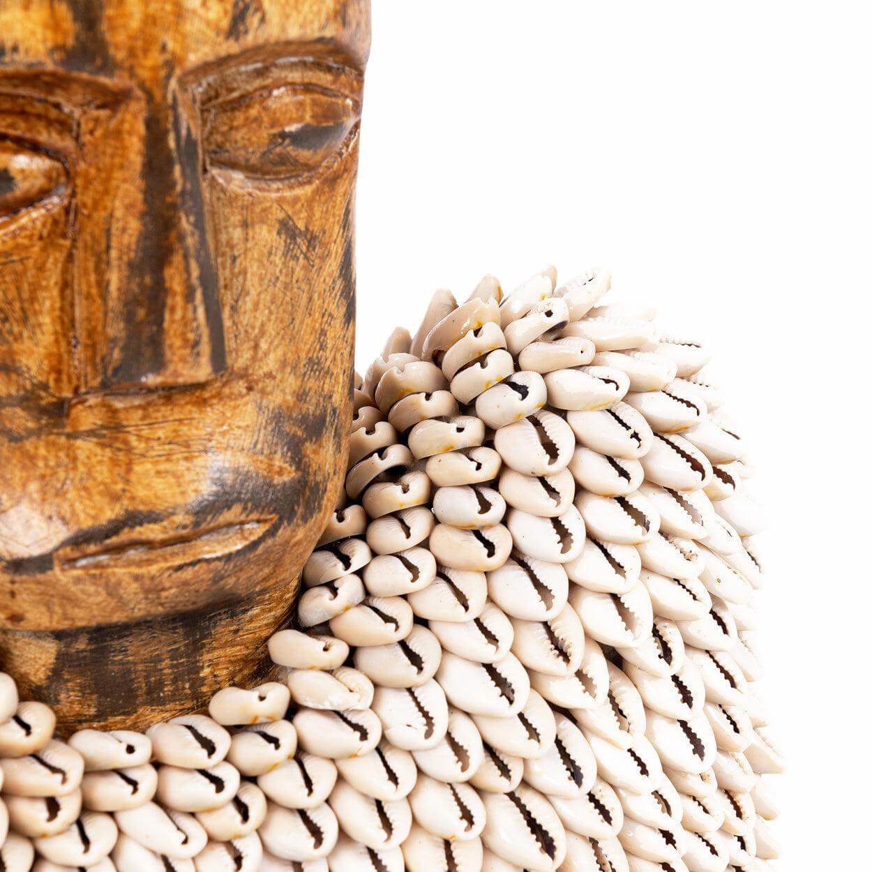 Handgesneden Ogoh Ogoh beeld uit Indonesië, gemaakt van jackfruit hout en versierd met kaurischelpen om kwade geesten af te weren.