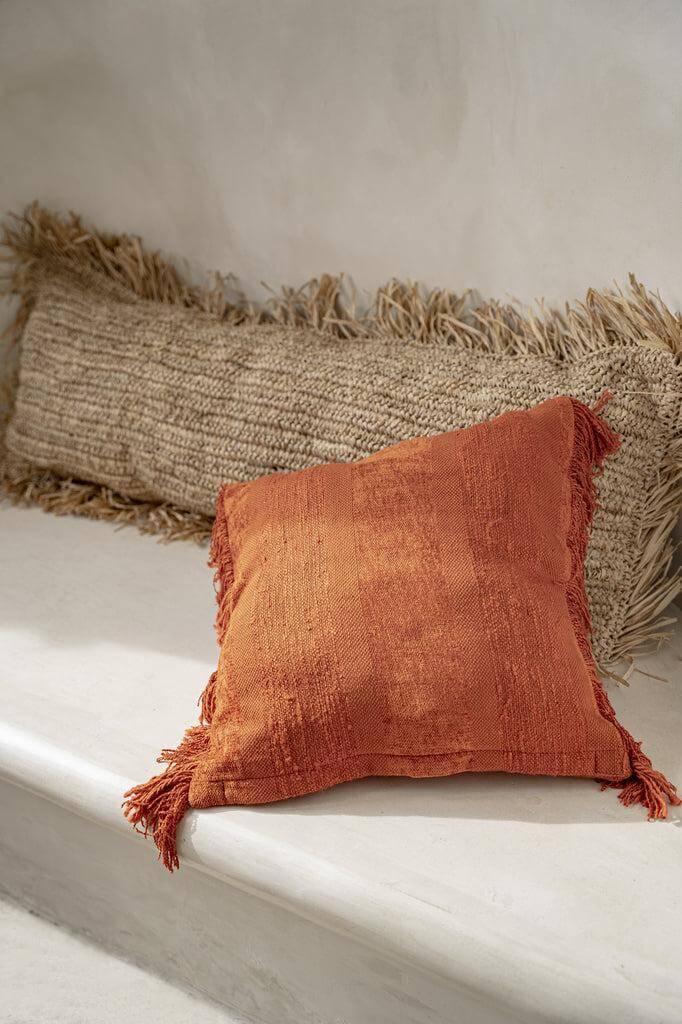 Raffia kussen in natuurlijke kleur met boho textuur handgeweven in Indonesië, perfect voor huis of tuin. Afmeting 35x100 cm.
