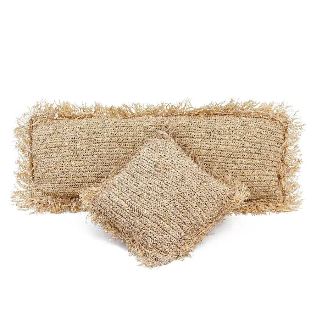 Het Raffia Kussen in naturel kleur, 35x100 cm, handgeweven in Indonesië. Perfect voor een natuurlijke en boho sfeer in huis of tuin.