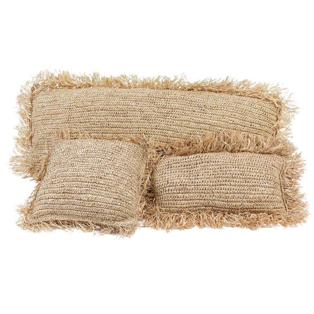 Handgeweven raffia kussen in naturel, gemaakt in Indonesië. Perfect voor een boho interieur. Afmetingen 35x100 cm.