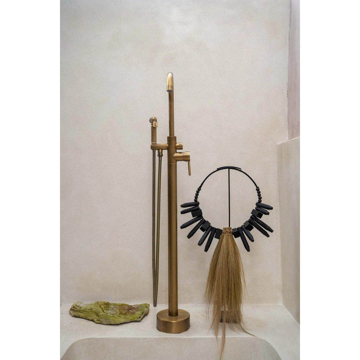 Rayung hout display op standaard met zwart & gras accenten, bohemian decor voor interieur of tuin van Bazar Bizar Living.