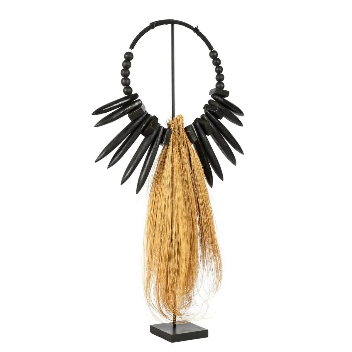 Het Rayung-hout display op standaard met zwart hout en lang gras, een bohemian decorstuk van Bazar Bizar Living.