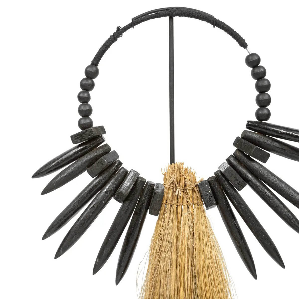 Rayung-houten display op standaard met boho ontwerp en contrasterende houten decoraties, perfect voor interieur of tuin. Merk: Bazar Bizar Living.