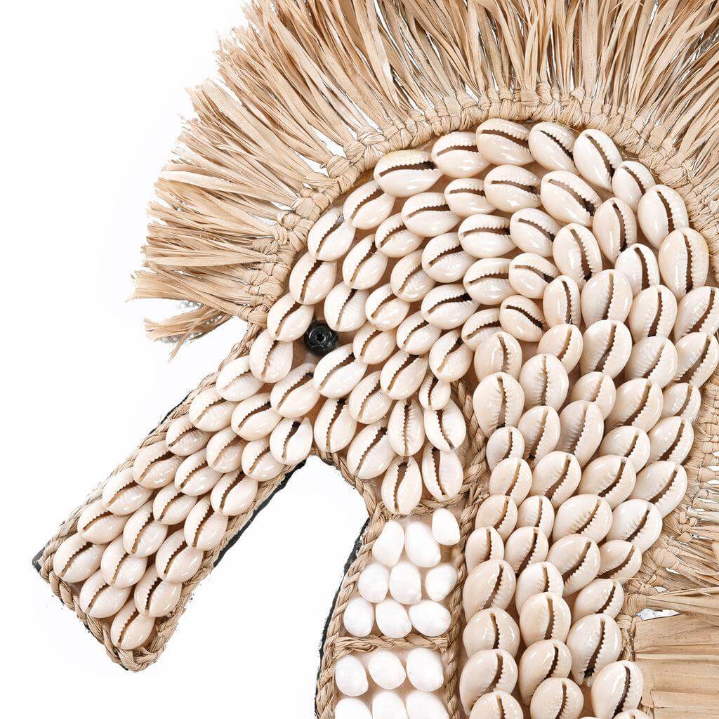 Decoratief wit zeepaardje van schelpen met raffia franjes