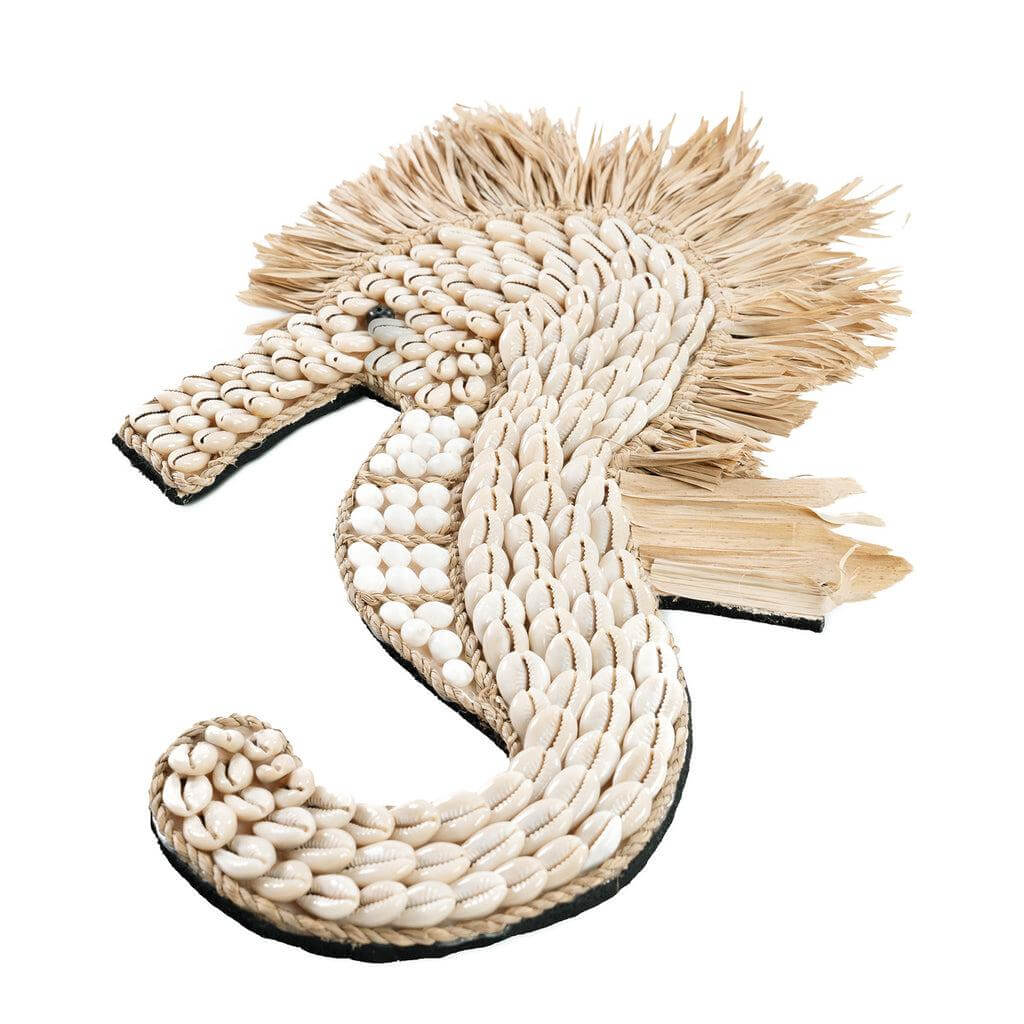 Decoratief wit zeepaardje gemaakt van schelpen en raffia franjes, ideaal als hangaccessoire. Onderwerp van gesprek gegarandeerd!