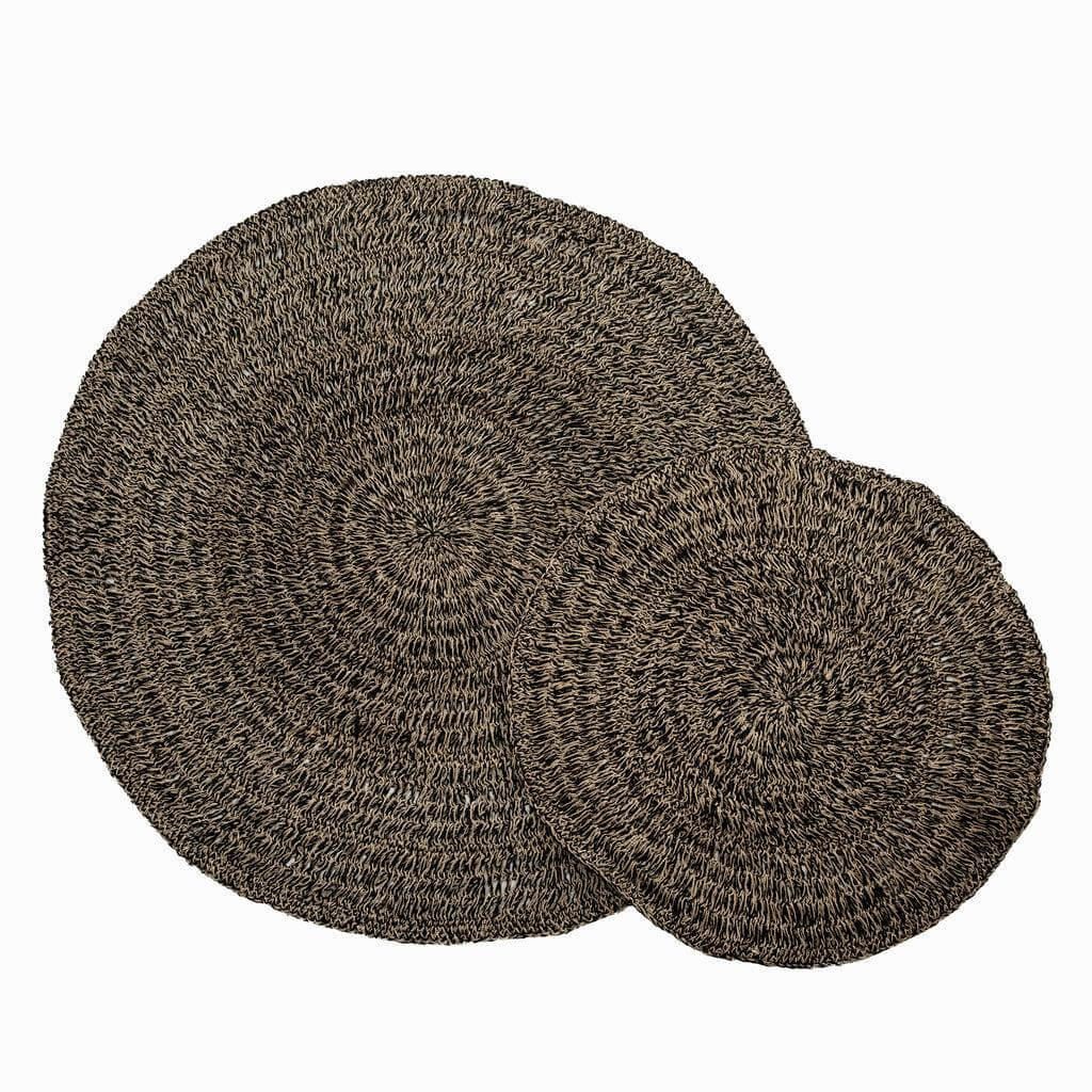 Cirkelvormig zeegras tapijt in naturel en zwart, 100 cm breed, duurzaam en ideaal voor elke ruimte. Gemaakt van raffia, sisal en palm.