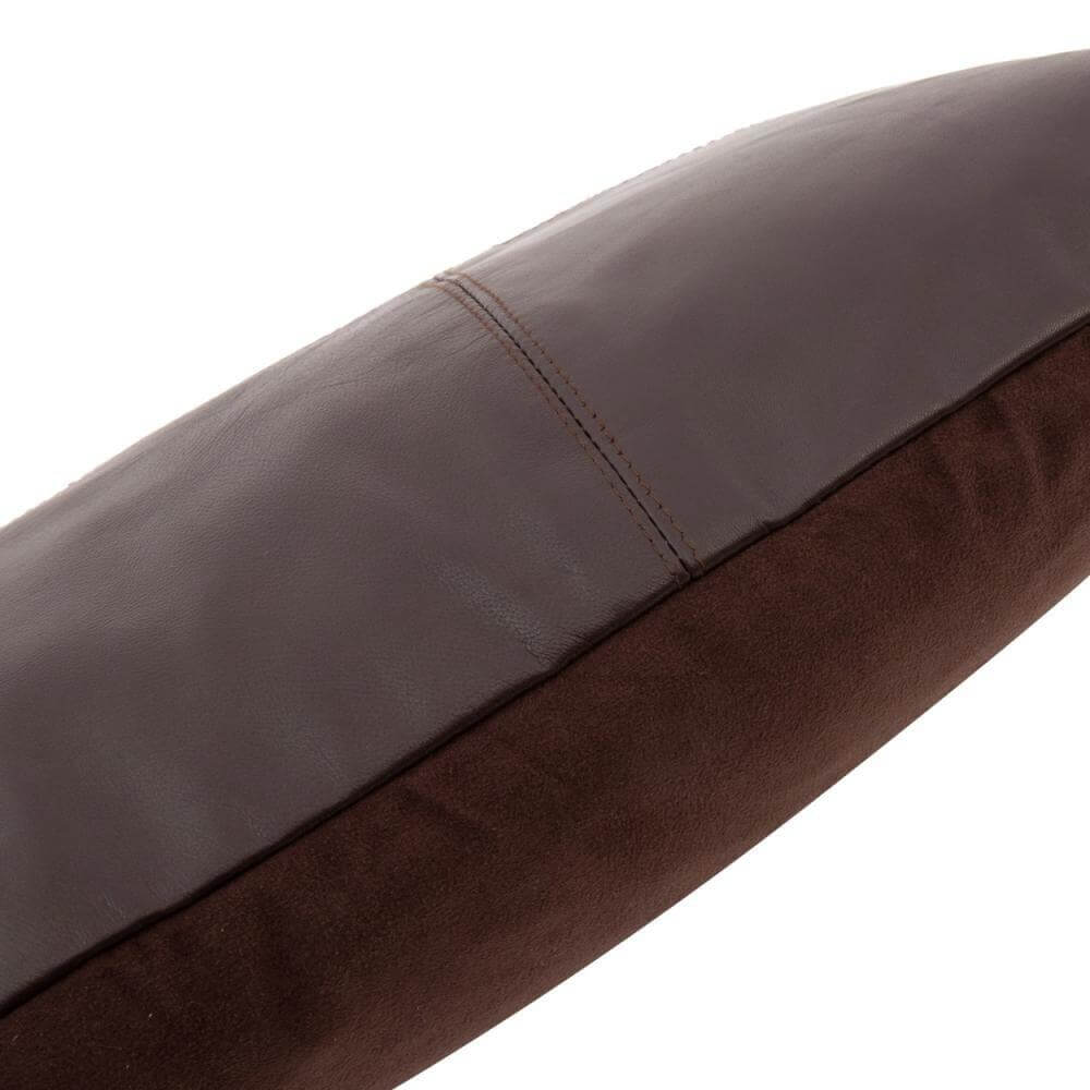 Chocoladekleurig Six Panel lederen kussenhoes 30x50 cm voor stijlvolle inrichting op bank, bed of terras.