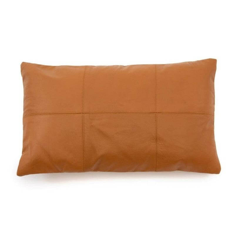 Camelkleurig lederen kussenhoes van kalfsleder in rechthoekig formaat, perfect voor een chique en stijlvolle inrichting.