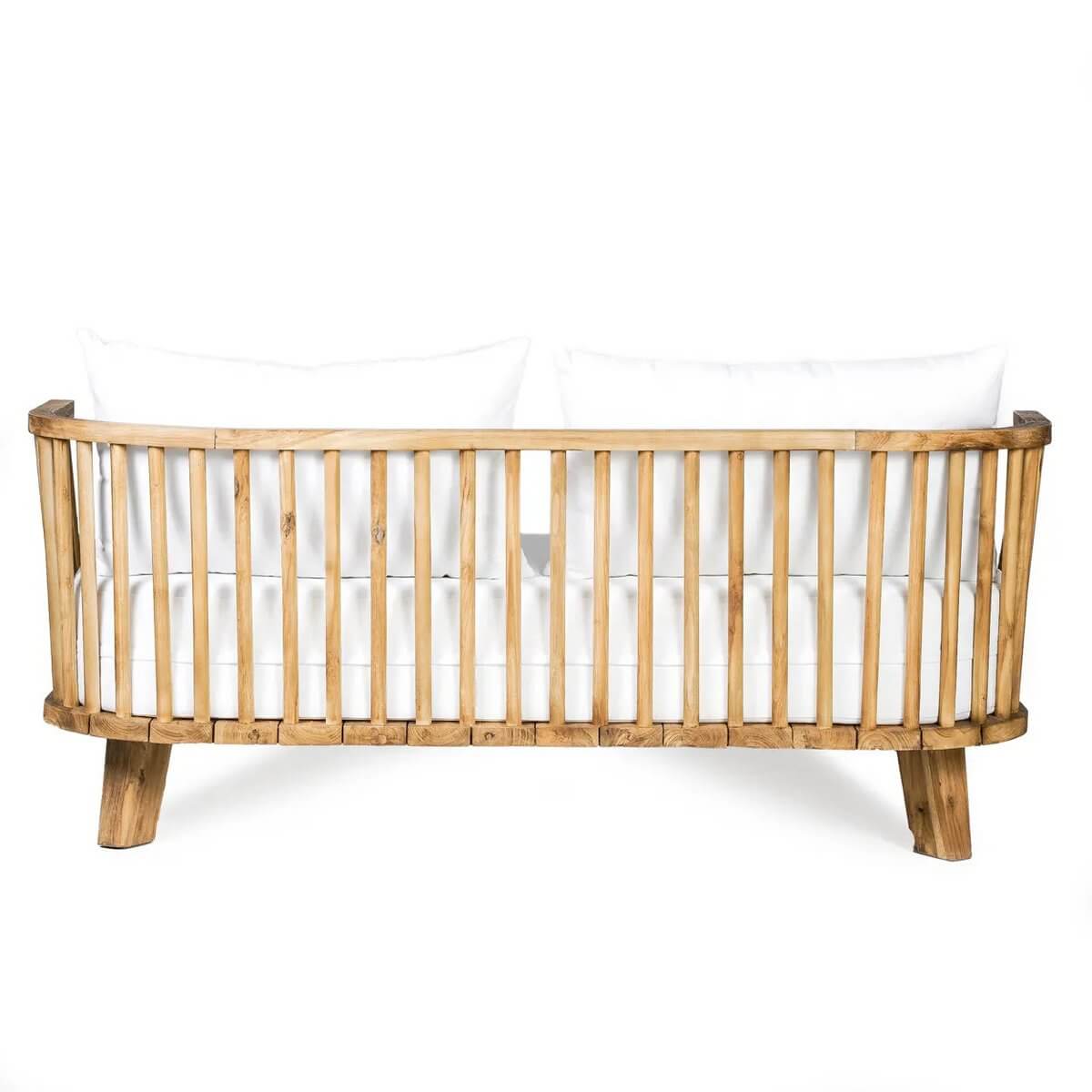 Bohemian dubbele Malawi-dagbed van gerecycled teakhout met natuurlijke witte kussens, elegant en duurzaam voor buitengebruik.
