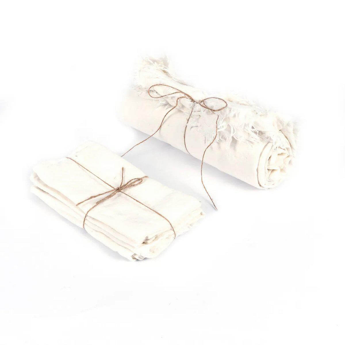 Tafelkleed van wit linnen, 150x200 cm, opgerold en klaar voor gebruik, gemaakt van 100% luxe linnen stof.