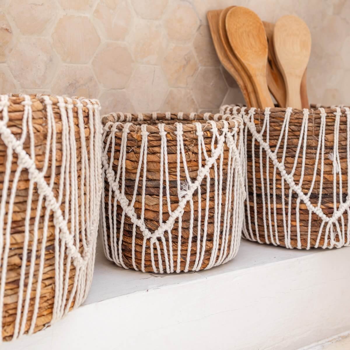 Kleine Zeegrasmand ORIS met katoenen koorden en houten lepels op achtergrond, perfect als stijlvol plantenbak of opbergmand.