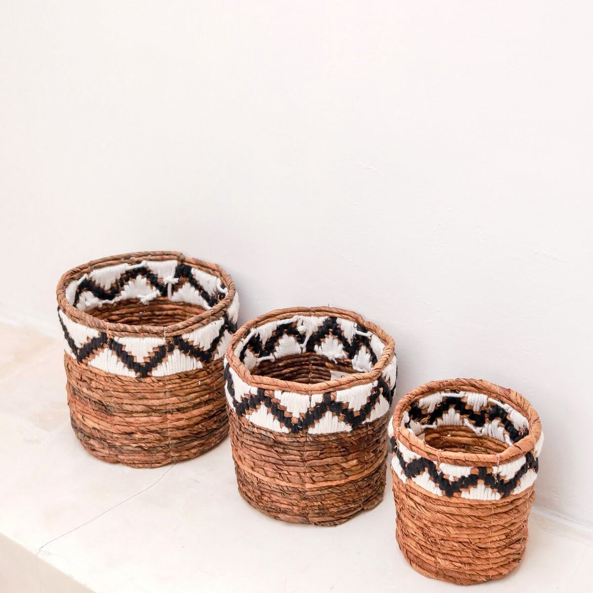 Drie handgemaakte opbergmanden van bananenvezels met macramé patroon, perfecte plantenbak of opbergruimte, gemaakt van duurzame materialen.