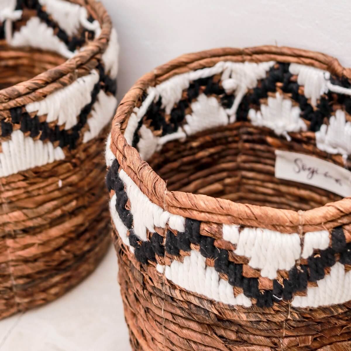 Kleine opbergmand SADARA met macramé patroon, handgemaakt van bananenvezels, perfect voor planten en kleine spullen.