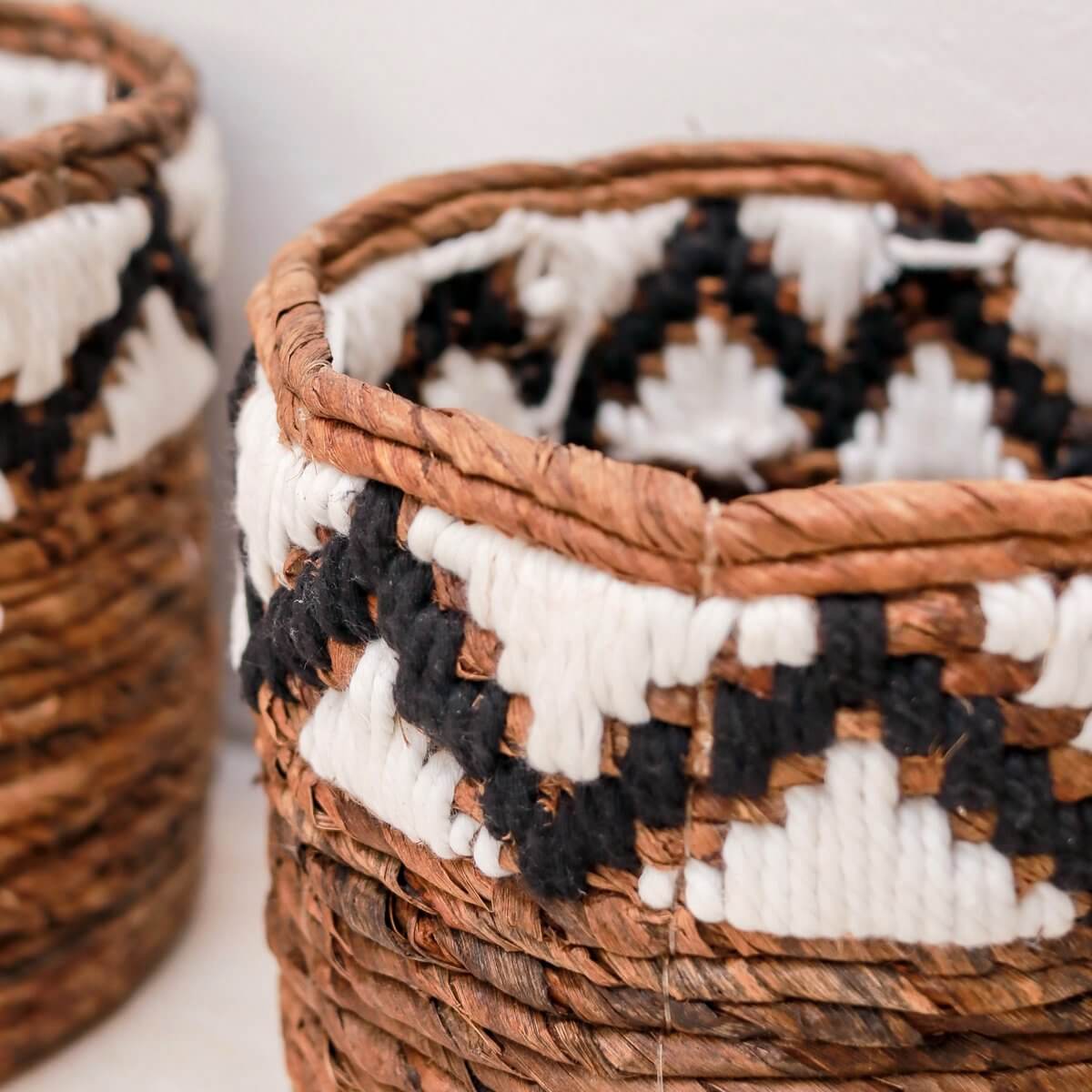 Alt Tag: Kleine opbergmand SADARA met handgemaakte macramé patroon, gemaakt van duurzame bananenvezels en katoenen koorden.