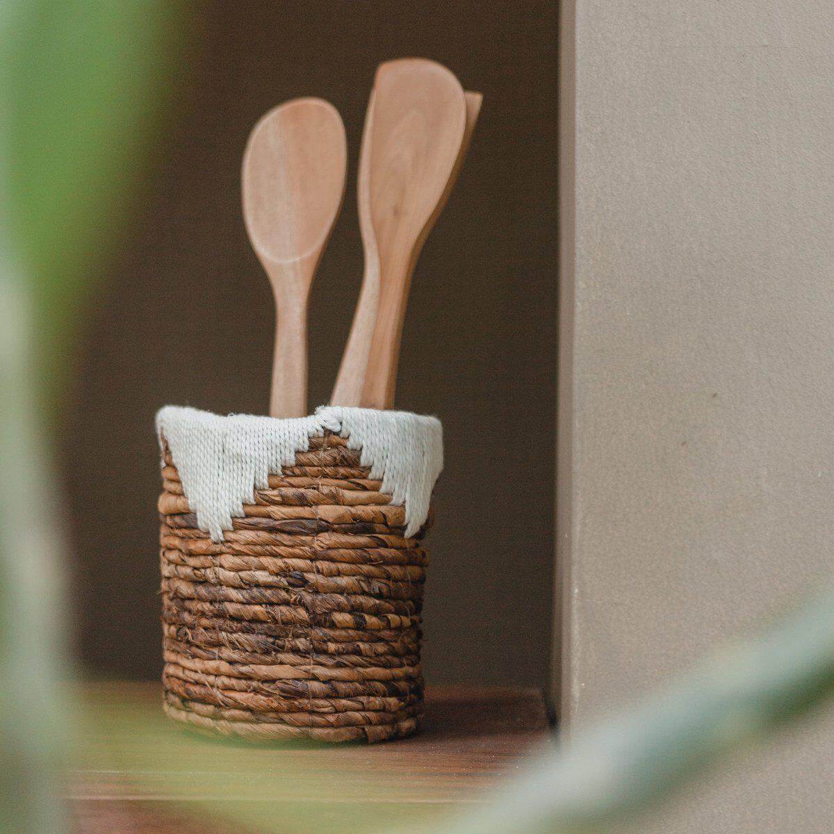 Handgemaakte zeegrasmand MENIK met houten lepels, duurzaam en stijlvol voor keukenopslag.