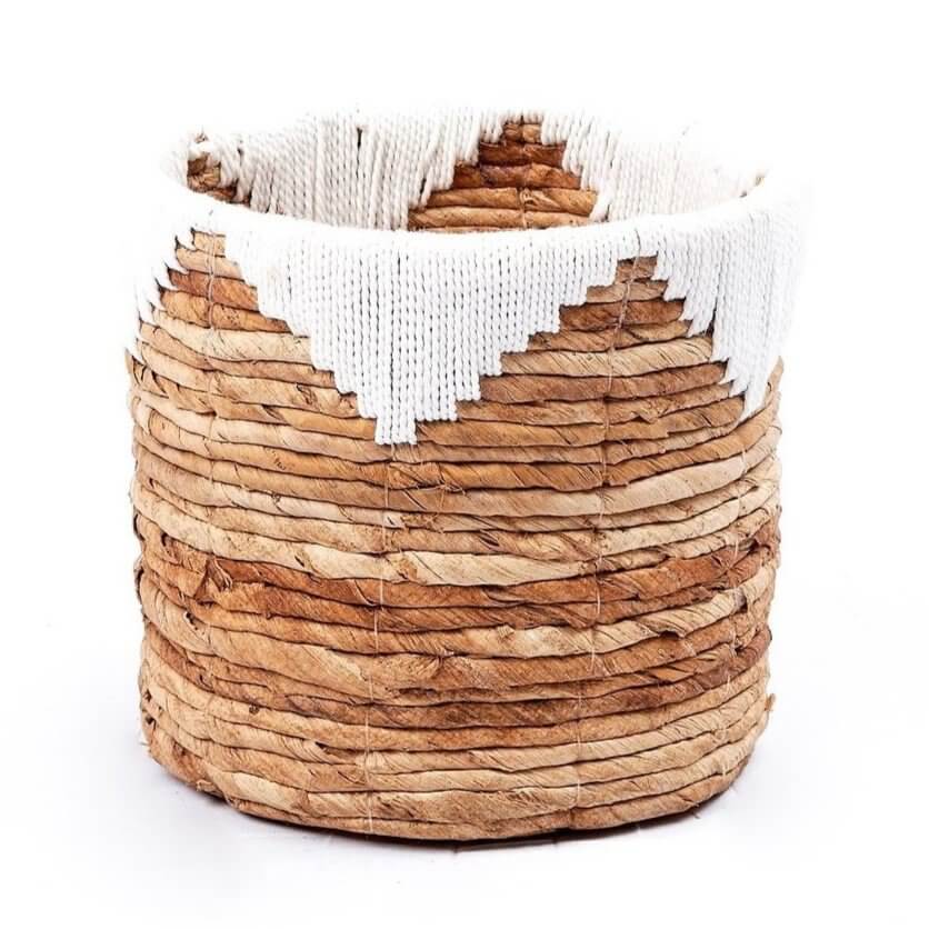 Kleine zeegrasmand MENIK, handgemaakt van bananenvezels. Duurzaam, plasticvrij, ideaal als plantenbak of opbergmand.