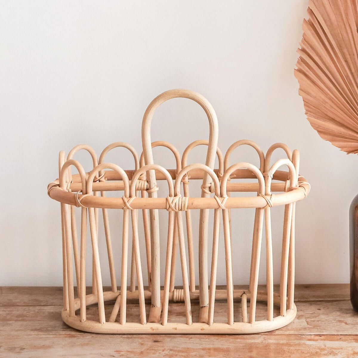 Krantenmand KUNO van rotan, 40x20x26 cm, ideaal voor krantenopslag. Handgemaakt en duurzaam, plasticvrije verzending in Duitsland.