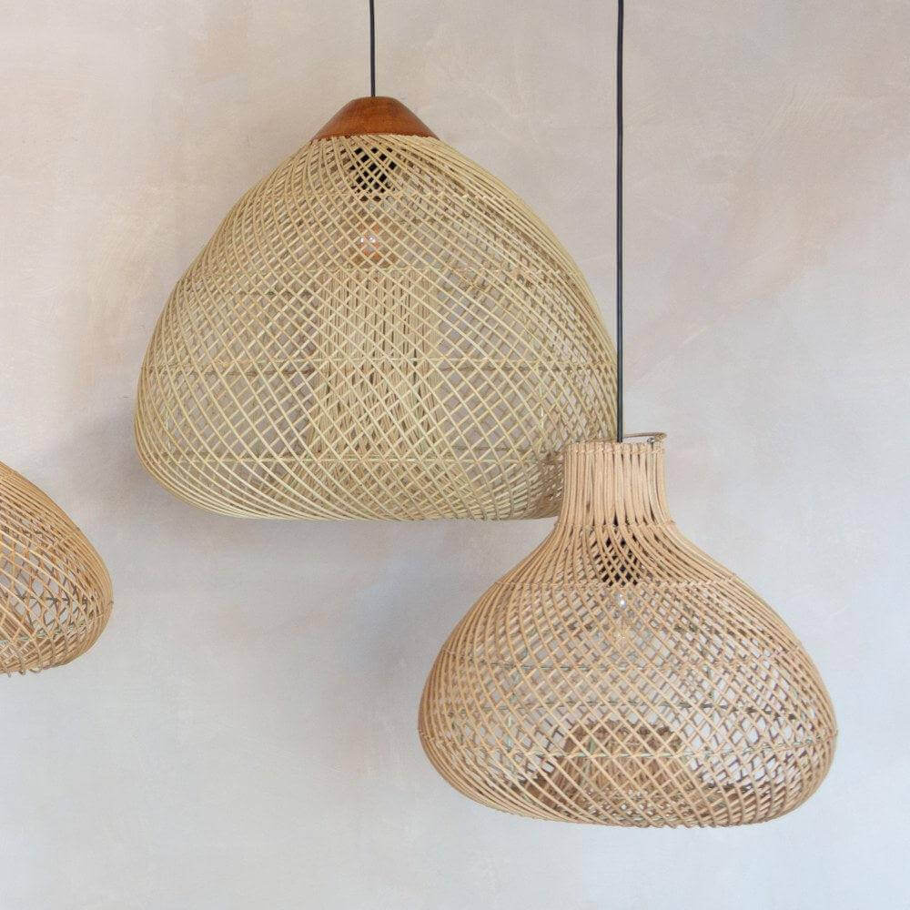 Rotan hanglamp Nera met houten details, ronde vorm en chique uitstraling, perfect voor een verfijnd interieur.