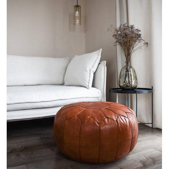 Handgemaakte leren poef cognac XL in woonkamer decor, perfect als voetenbankje of extra zitplek, Marokkaanse stijl boho sfeer.