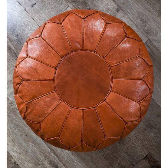Marokkaanse leren poef in cognac glanzend (XL) op houten vloer, ideaal voor een boho interieur, voetenbank of extra zitplaats.