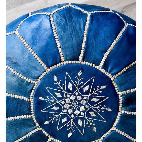 Handgemaakte Marokkaanse leren poef in hemelsblauw met decoratieve patronen, perfecte boho toevoeging voor woon- of kinderkamer.