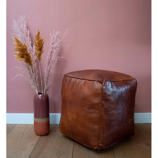 Handgemaakte honingbruine leren poef (XL) vierkant, perfect voor een boho sfeer in woonkamer, slaapkamer of kinderkamer, naast een vaas.