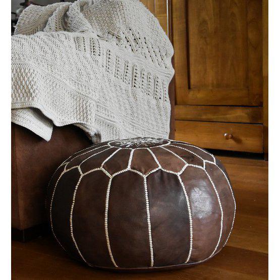 Leren poef in houtbruin, handgemaakt Marokkaans design, perfect voor sfeervolle woonkamerdecoratie of comfortabele voetenbank.