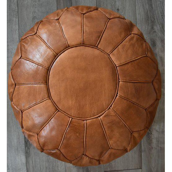 Leren poef in karamelbruin, handgemaakt en multifunctioneel, perfect voor een boho inrichting als voetenbankje of extra zitplaats.