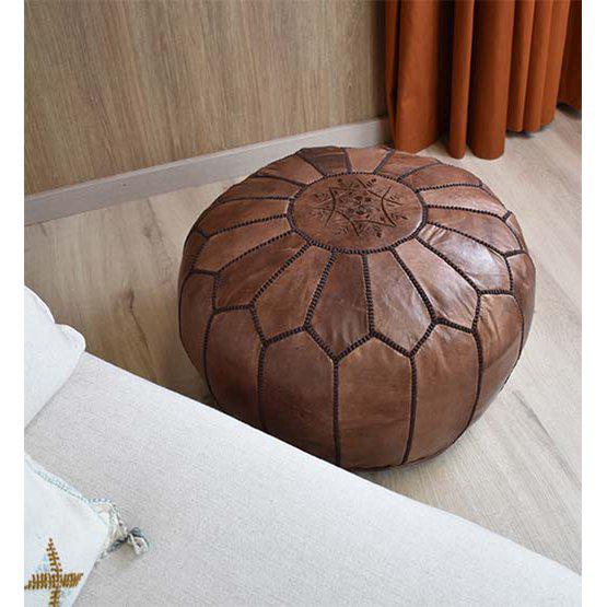 Handgemaakte bruine leren poef, Marokkaans design, perfect voor boho interieur, als voetenbankje of extra zitplek.