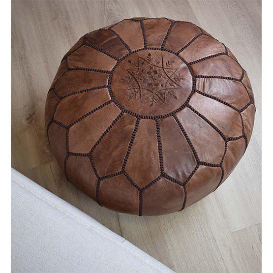 Marokkaanse bruine leren poef, handgemaakt, ideaal voor boho interieur als voetenbankje of zitplaats. Multifunctioneel en stijlvol.