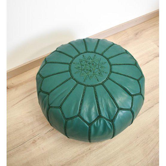 Marokkaanse handgemaakte groene leren poef op een houten vloer, ideaal als decoratie, voetenbankje of extra zitplaats. Boho sfeer accent.