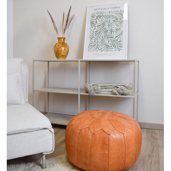 Marokkaanse zandbruine leren poef (XL) in moderne woonkamer met boho sfeerdecoratie.