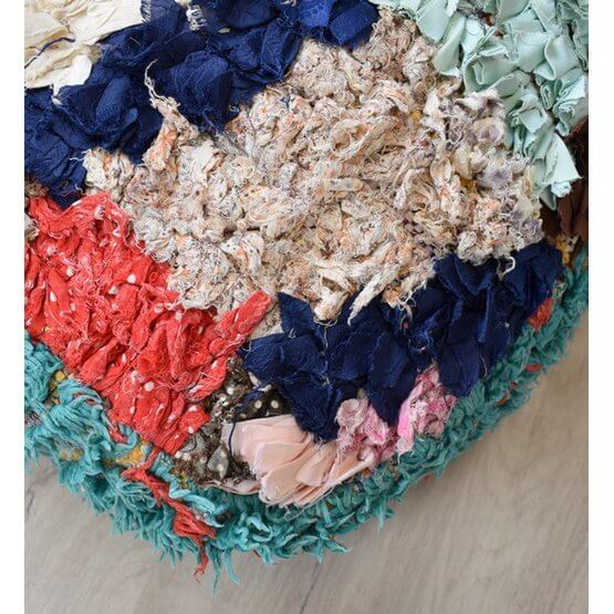 Handgemaakt Marokkaans Boucharouite-vloerkussen met kleurrijke gerecyclede textiel stukken, ambachtelijk geweven, detail aanzicht.