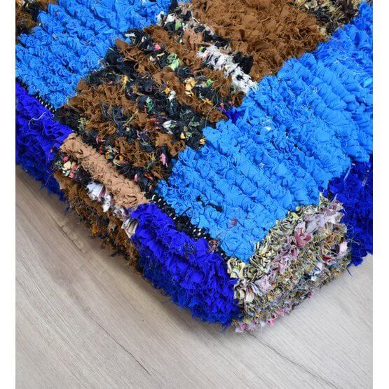 Handgemaakt Marokkaans Boucharouite vloerkussen in levendige kleuren blauw en bruin, gerecycled textiel, unieke culturele touch.