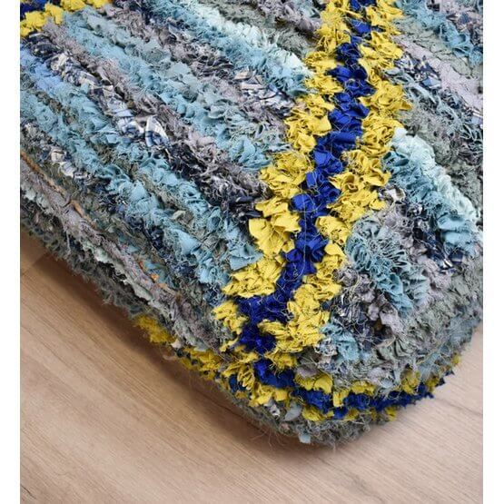 Handgemaakt Marokkaans Boucharouite vloerkussen kleurrijk, gerecycled textiel met rijke blauwtinten, milieuvriendelijk design