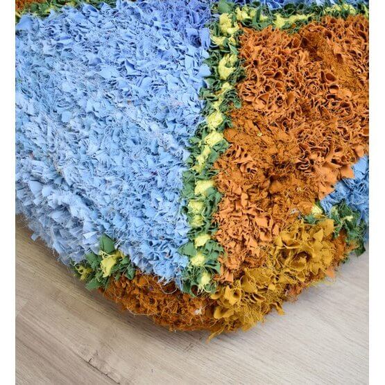 Detail van een kleurrijk Marokkaans Boucharouite vloerkussen, handgemaakt van gerecycled textiel door ambachtslieden. Uniek woonaccessoire.
