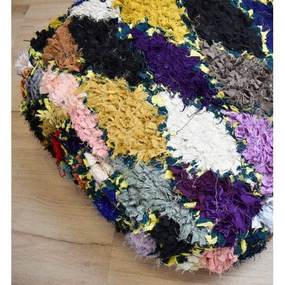 Kleurrijk Marokkaans Boucharouite vloerkussen gemaakt van gerecycled textiel, met een levendige en unieke patronenmix.