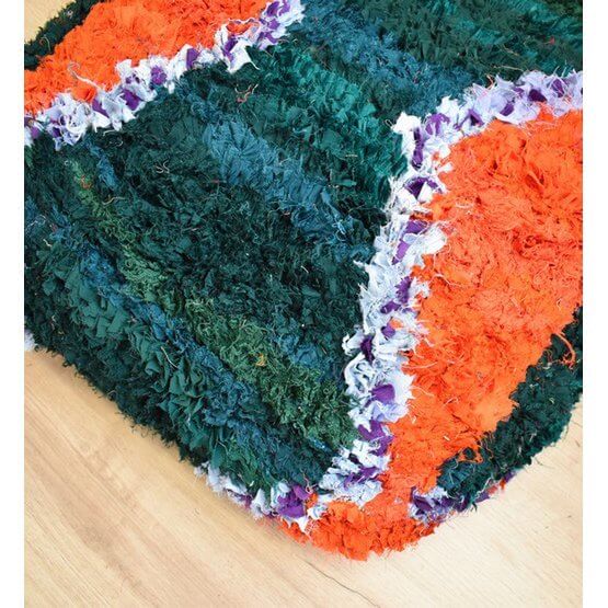 Vibrant Marokkaans Boucharouite vloerkussen met kleurrijk handgemaakt ontwerp van gerecycled textiel, perfect voor elk interieur.