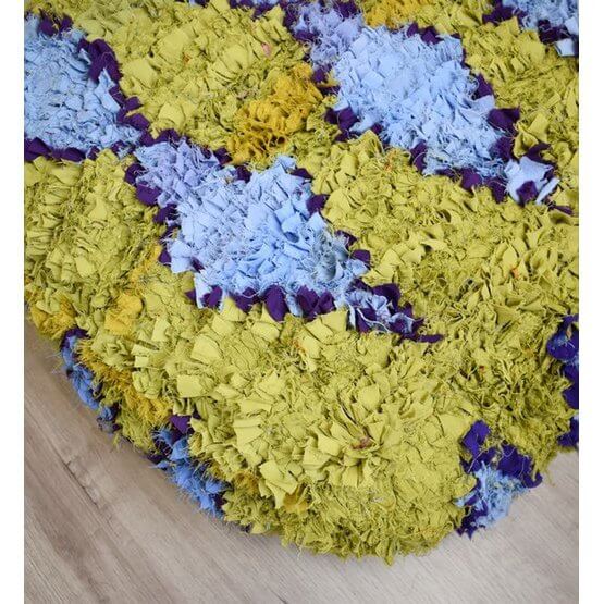 Vrolijk Marokkaans Boucharouite vloerkussen in kleurrijke geometrische patronen, handgemaakt van gerecycled textiel.