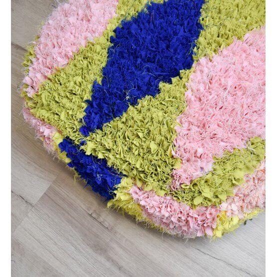 Levendig Marokkaans Boucharouite vloerkussen met kleurrijk patroon van gerecycled textiel, handgemaakt voor unieke interieurstijl.
