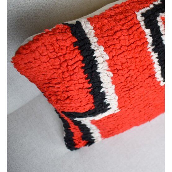 Kleurrijk Marokkaans vintage kussen, handgemaakt van Berberkleed, voor unieke woondecoratie in huis.