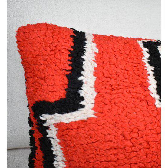 Marokkaans kussen vintage met rood-zwart-wit Berber patroon, handgemaakt van uniek vintage kleed voor woon- en slaapkamer decor.