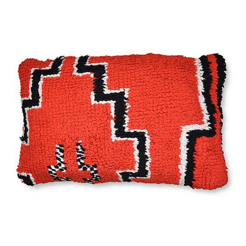 Marokkaans vintage kussen P468 met opvallend rood en zwart patroon, handgemaakt van Berberkleed; unieke toevoeging aan je interieur.