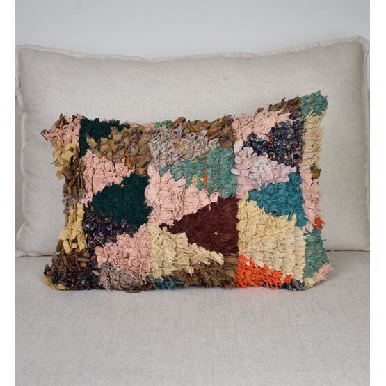 Marokkaans vintage kussen, handgemaakt van Berberkleed, kleurrijk accent voor woon- of slaapkamer, uniek kunstwerk item.